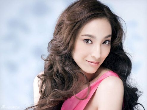 吴佩慈写真乳沟毕现 将清纯与性感混搭