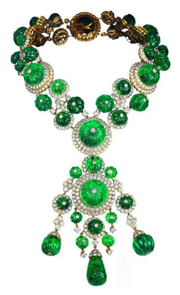 Van Cleef & Arpels Indian项链,黄金、刻纹绿宝石及钻石,1971年。 Van Cleef & Arpels Indian项链,黄金、刻纹绿宝石及钻石,1971年。